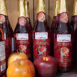 Apple Cranberry Cider - Sweet Sparkling - Wellesley - 750 ml Apple Cranberry Cider - Sweet Sparkling - Wellesley - 750 ml