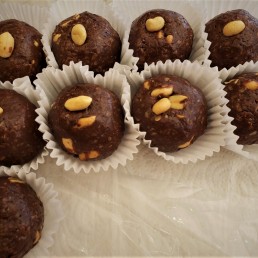 Homemade Chocolate Peanut Butter Protein Balls 70 g. Homemade Chocolate Peanut Butter Protein Balls 70 g.